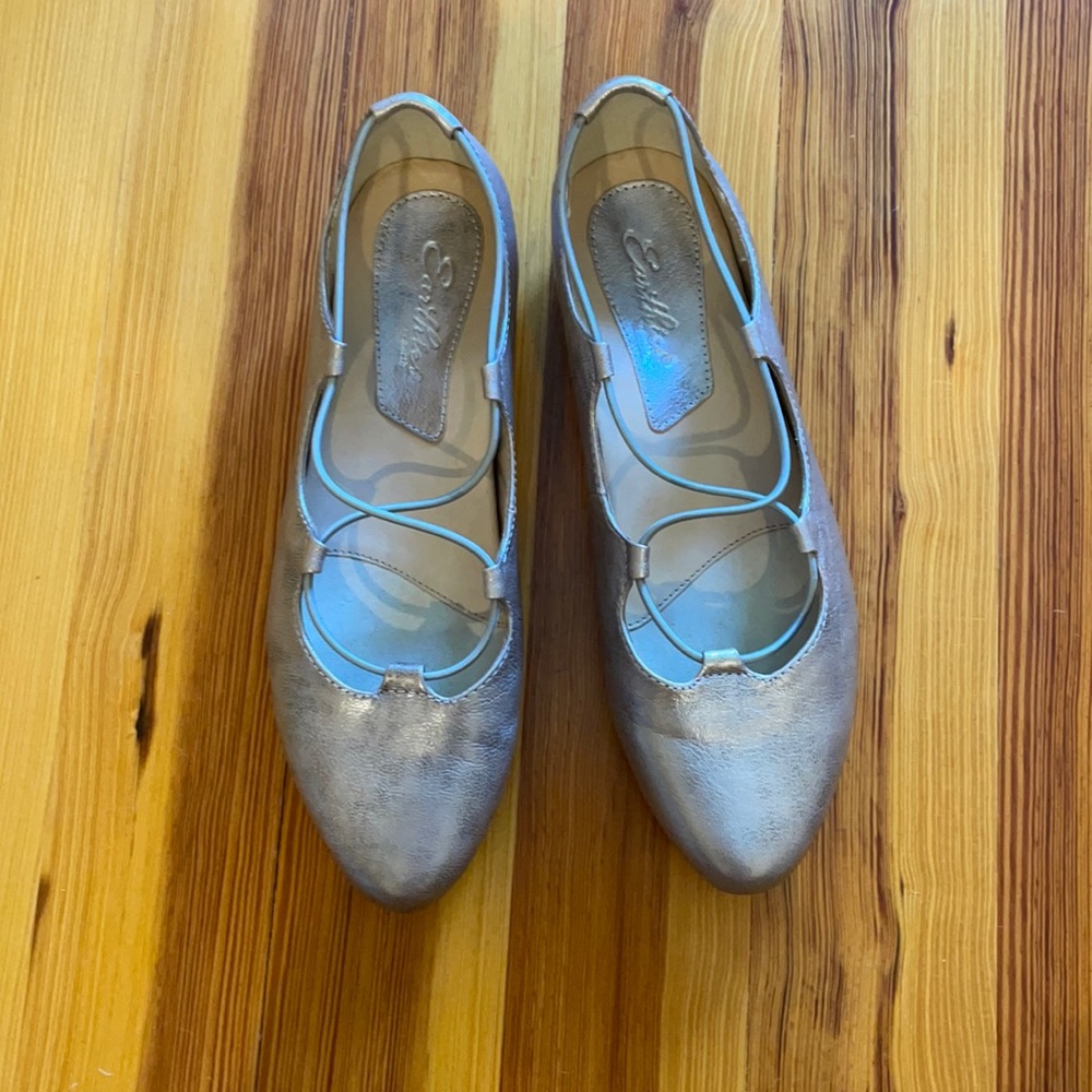 Earthies Essen Silver Leather Ballet Flat 8.5 B